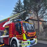 MADRID.-VÍDEO: Sucesos.- Controlado un incendio que deja al borde del colapso la cubierta de una vivienda de Alpedrete