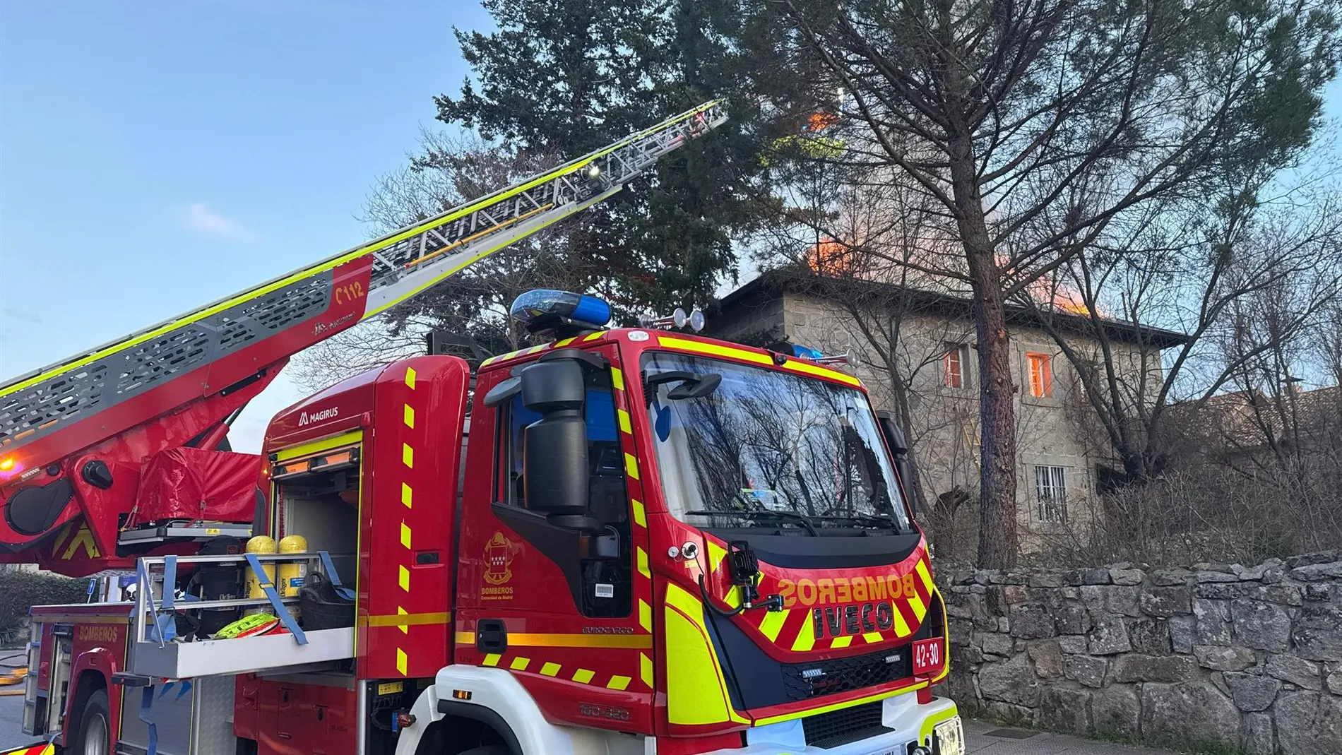 MADRID.-VÍDEO: Sucesos.- Controlado un incendio que deja al borde del colapso la cubierta de una vivienda de Alpedrete