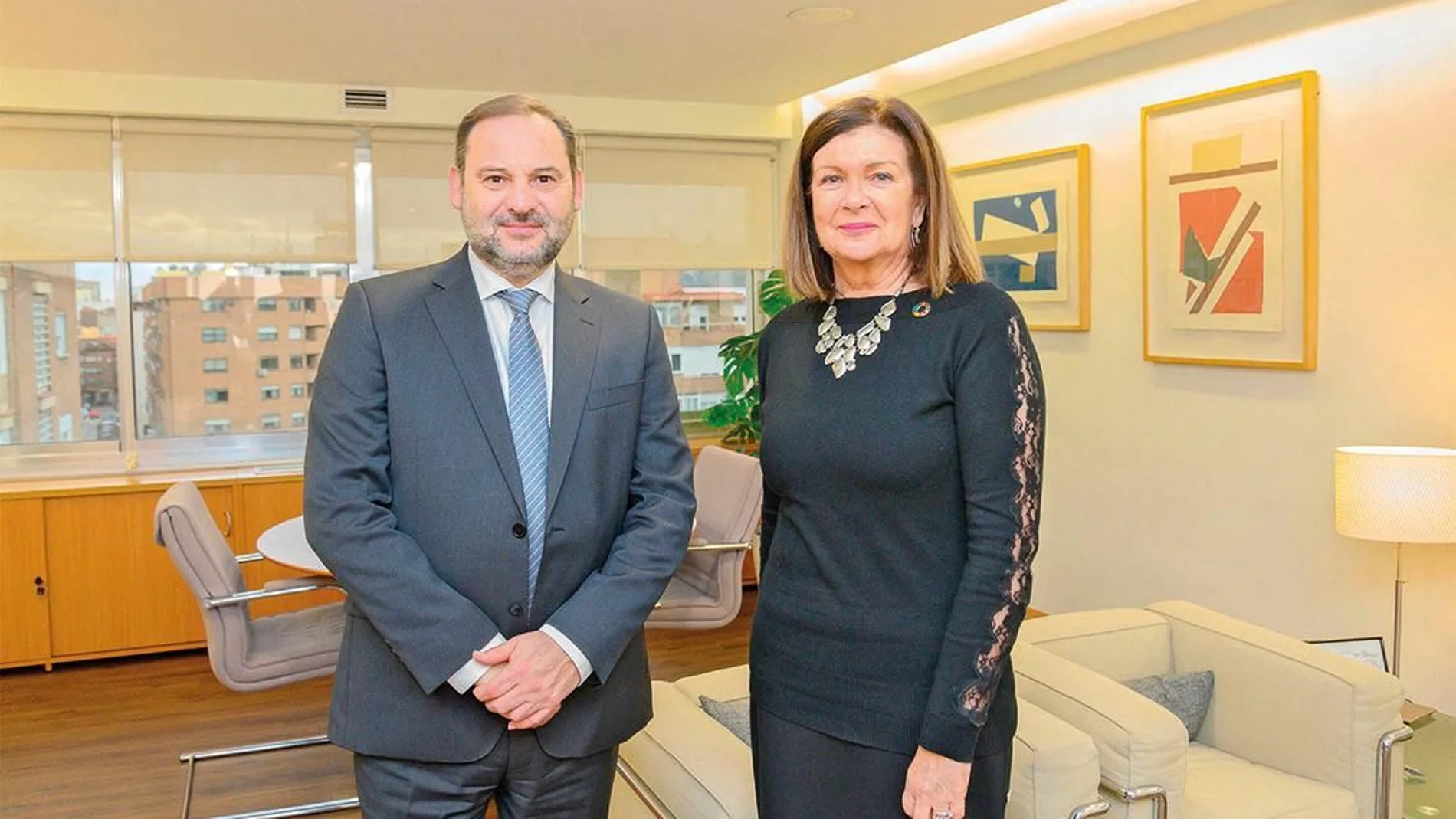 José Luis Ábalos, expareja de Jéssica Rodríguez, junto a Carmen Libreros, que era presidenta de Ineco cuando la novia del exministro cobraba sin trabajar en el ente público dependiente de Transportes