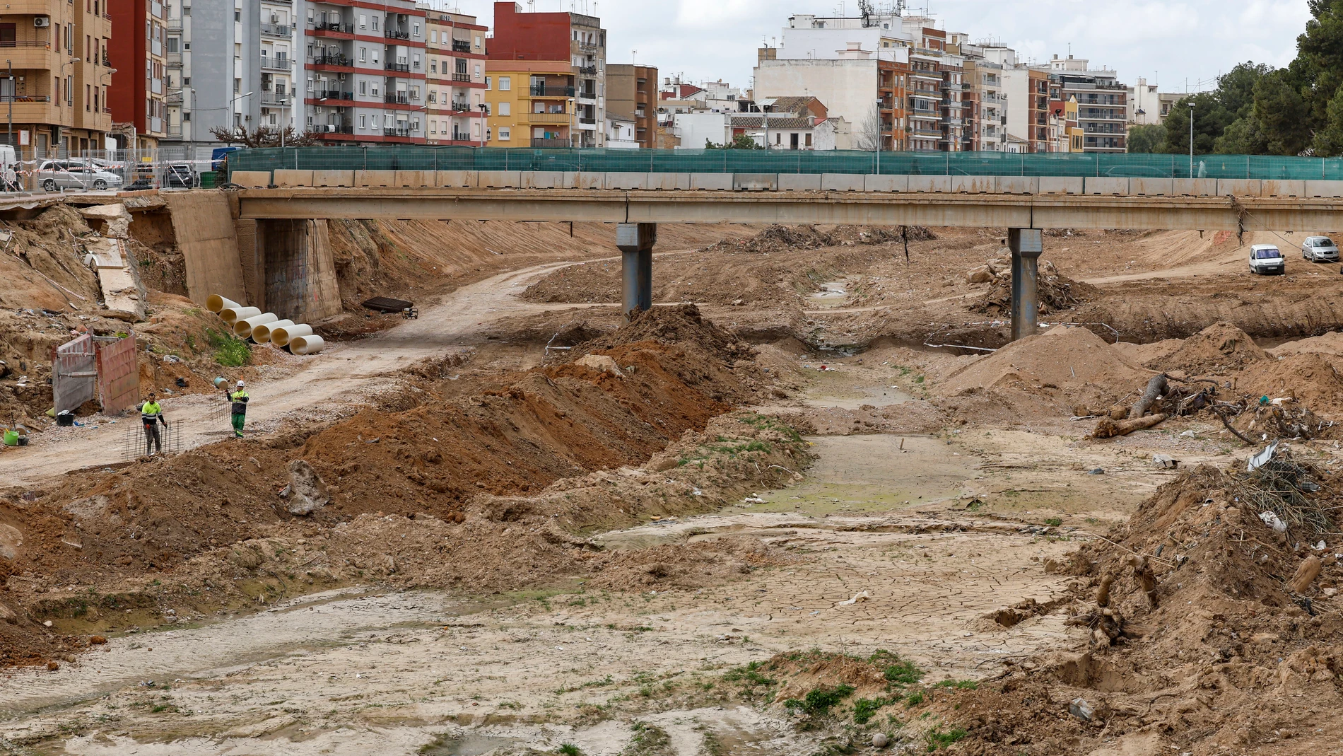 GRAFCVA5868. PAIPORTA (VALENCIA), 28/02/2025.- El "infierno real de destrucción, muerte y finalmente oscuridad" que vivió la provincia de Valencia el 29 de octubre, cuando las inundaciones por la dana dejaron 224 fallecidos, 3 desaparecidos y cientos de miles de afectados, cumple cuatro meses este sábado, con la investigación judicial sobre la gestión de la catástrofe avanzando. En la imagen dos operarios trabajando en el barranco del Poyo a su paso por la Paiporta. EFE/Ana Escobar