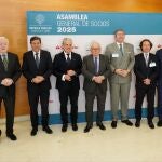 El consejero Carlos Fernández Carriedo, junto a los representantes de Empresa Familiar antes de iniciar la Asamblea de Socios