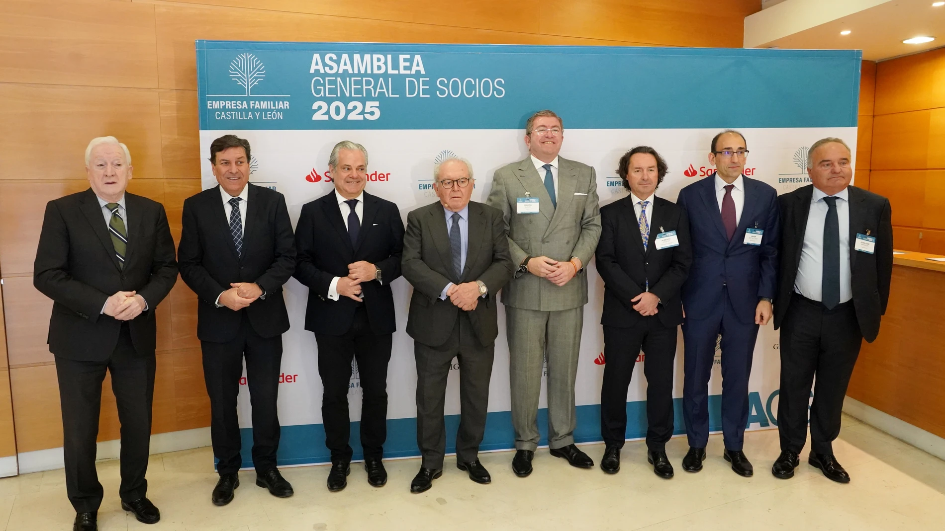 El consejero Carlos Fernández Carriedo, junto a los representantes de Empresa Familiar antes de iniciar la Asamblea de Socios