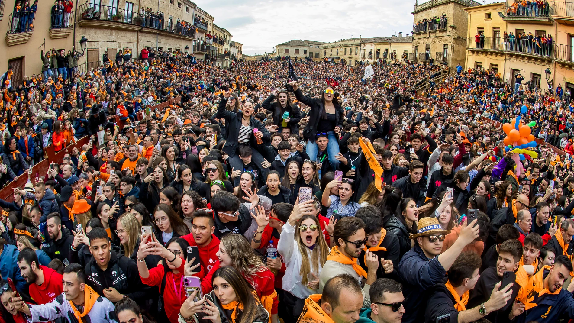 Miles de personas duante el "Campanazo" en la Plaza Mayor de Ciudad Rodrigo