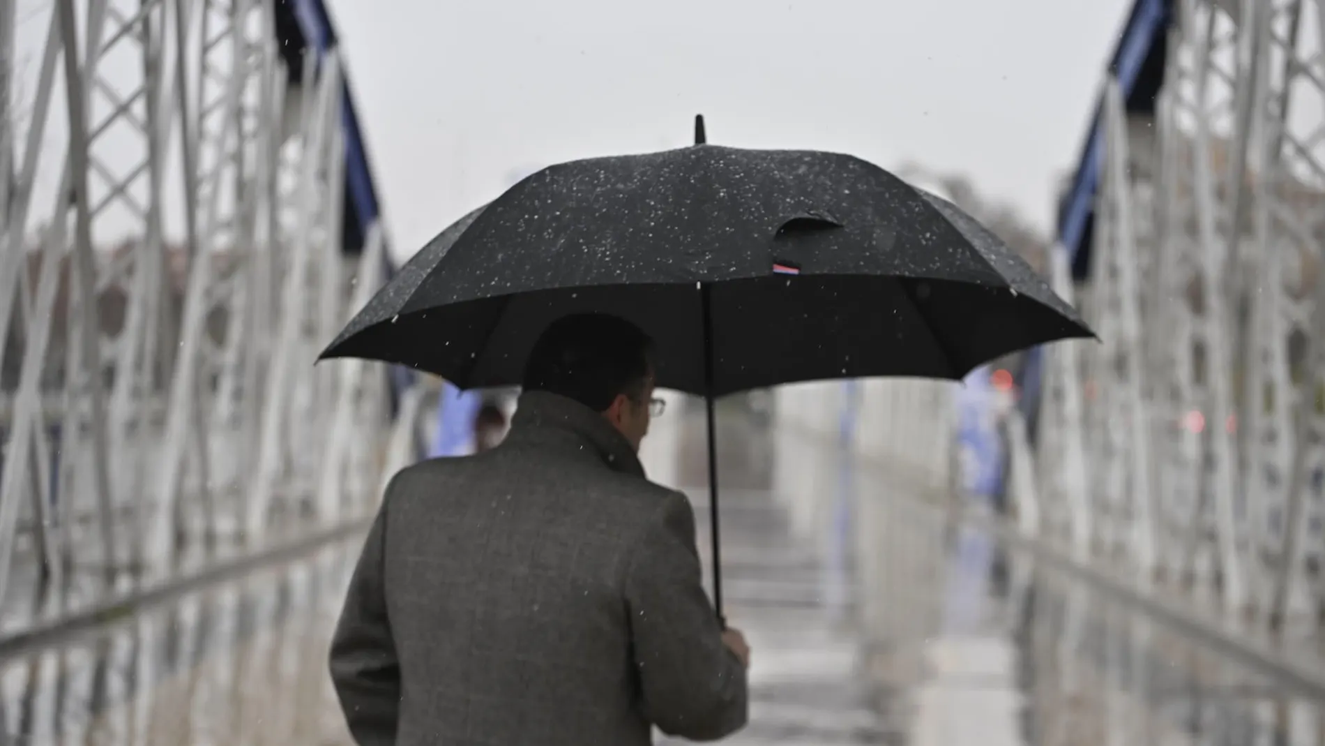 MURCIA.-Las lluvias, tormentas, nieve y olas pondrán mañana en aviso a 15 provincias, con Melilla en nivel naranja