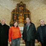 El obispo de Ciudad Rodrigo y Salamanca, José Luis Retana, la alcaldesa de Villavieja de Yeltes, María Adoración Ginés, y el presidente de la Fundación Iberdrola España, Jaime Alfonsín, firman un convenio para renovar la iluminación ornamental interior y exterior de la parroquia San Pedro ad Vincula