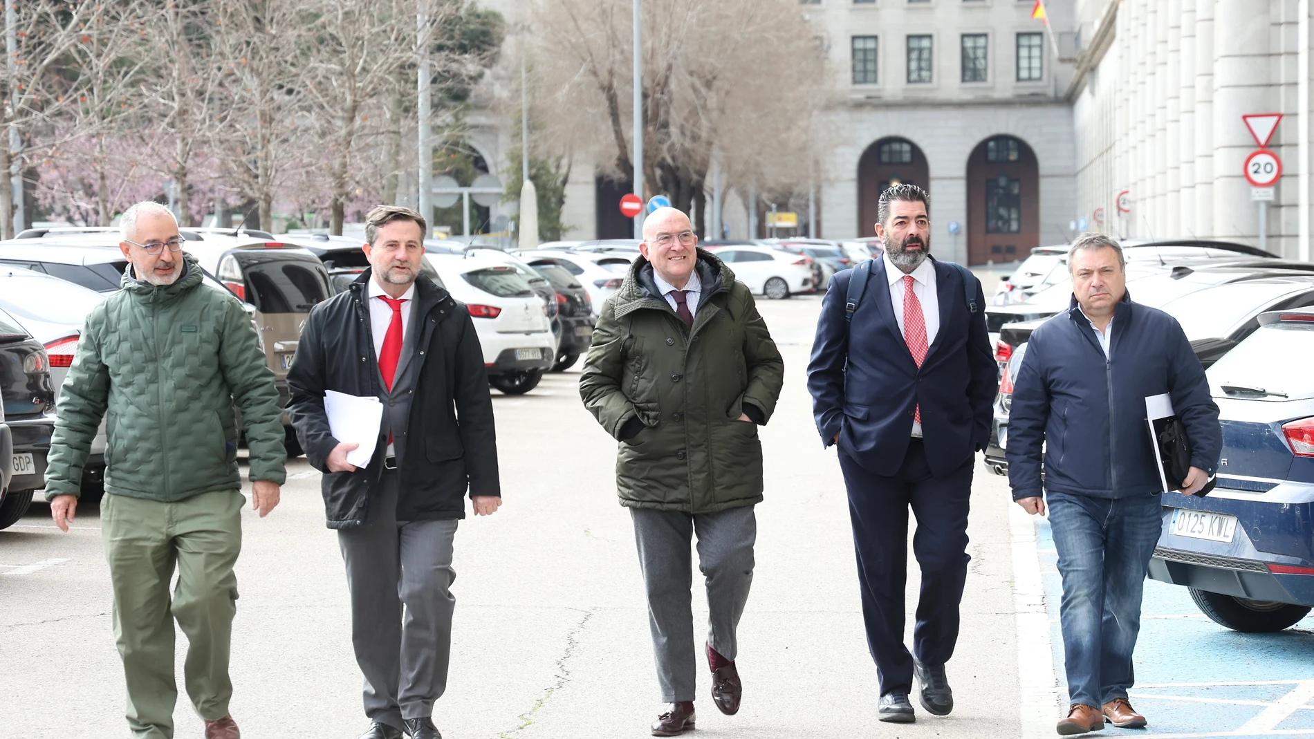 El alcalde de Valladolid, Jesús Julio Carnero, acompañado por el concejal de Tráfico y Movilidad, Alberto Gutiérrez, a su llegada a la reunión