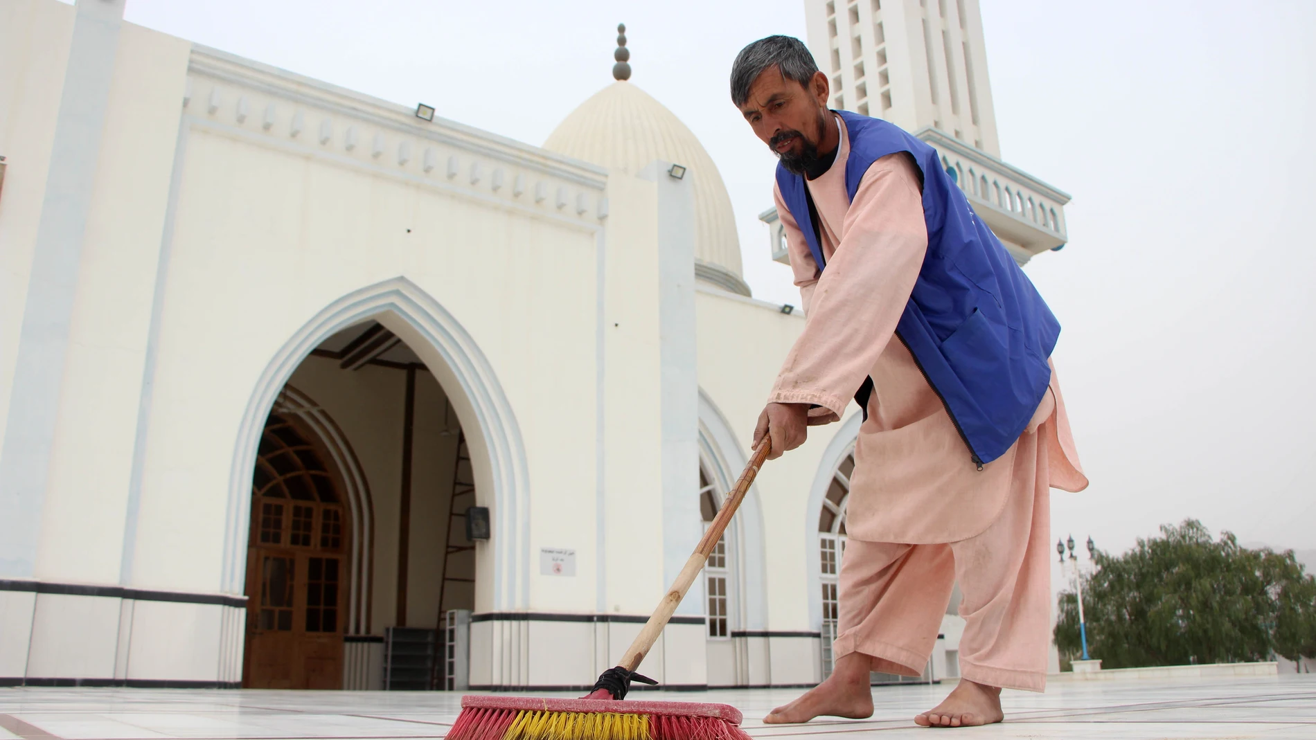 KANDAHAR (Afghanistan), 28/02/2025.- A worker cleans a mosque ahead of the holy fasting month of Ramadan in Kandahar, Afghanistan, 28 February 2025. The beginning of Ramadan is expected to fall on 01 March 2025, depending on the sighting of the crescent moon. Muslims around the world celebrate the holy month of Ramadan by praying during the nighttime and abstaining from eating, drinking, and sexual acts during the period between sunrise and sunset. (Afganistán) EFE/EPA/QUDRATULLAH RAZWAN