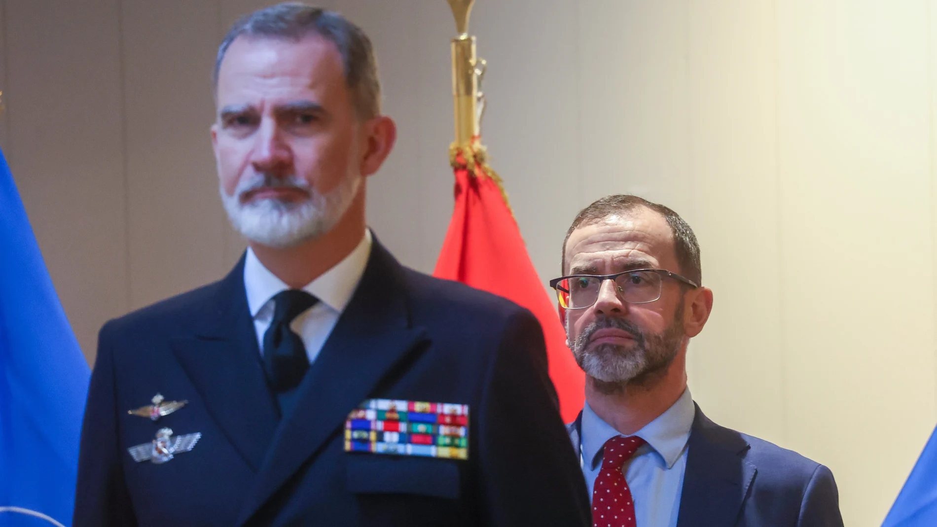 El rey Felipe VI de España y el recién nombrado jefe de la Casa Real Camilo Villarino (atrás) durante una visita al Cuartel General Supremo de las Potencias Aliadas en Europa (SHAPE) de la OTAN cerca de Mons, Bélgica, el 20 de febrero de 2024. (Bélgica, España)