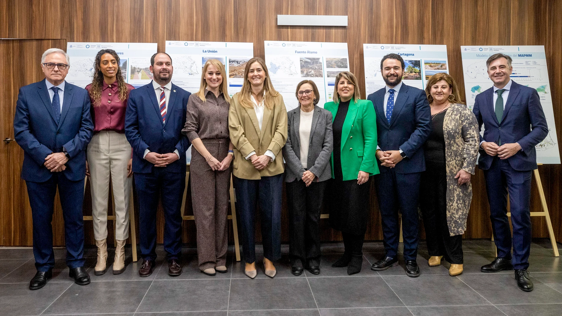 MURCIA, 28/02/2025.- La vicepresidenta del Gobierno y ministra para la Transición Ecológica y el Reto Demográfico, Sara Aagesen (5i), junto a la comisionada del ciclo del agua y restauración de ecosistemas Paco Baraza (5d) y la delegada del gobierno en Murcia Mariola Guevara (4i), posan para la foto de familia con los alcaldes de la cuenca vertiente del Mar Menor que engloba a las localidades de San Javier, Los Alcázares, Cartagena, San Pedro del Pinatar, Fuente Álamo, Murcia, Torre-Pacheco y...