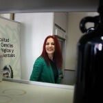 La investigadora y miembro de la reserva de astronautas de la Agencia Espacial Europea (ESA), Sara García, con la rectora, Nuria González