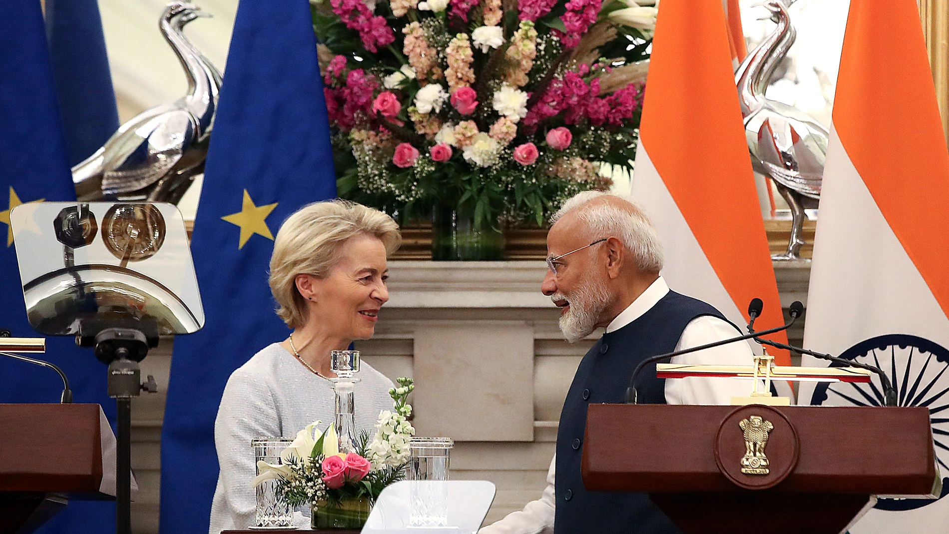 NEW DELHI (India), 28/02/2025.- European Commission President Ursula von der Leyen (L) shakes hands with Indian Prime Minister Narendra Modi after delivering a joint statement at Hyderabad House in New Delhi, India, 28 February 2025. Von der Leyen is on a two-day visit to India to meet senior government officials and politicians. (Nueva Delhi) EFE/EPA/HARISH TYAGI
