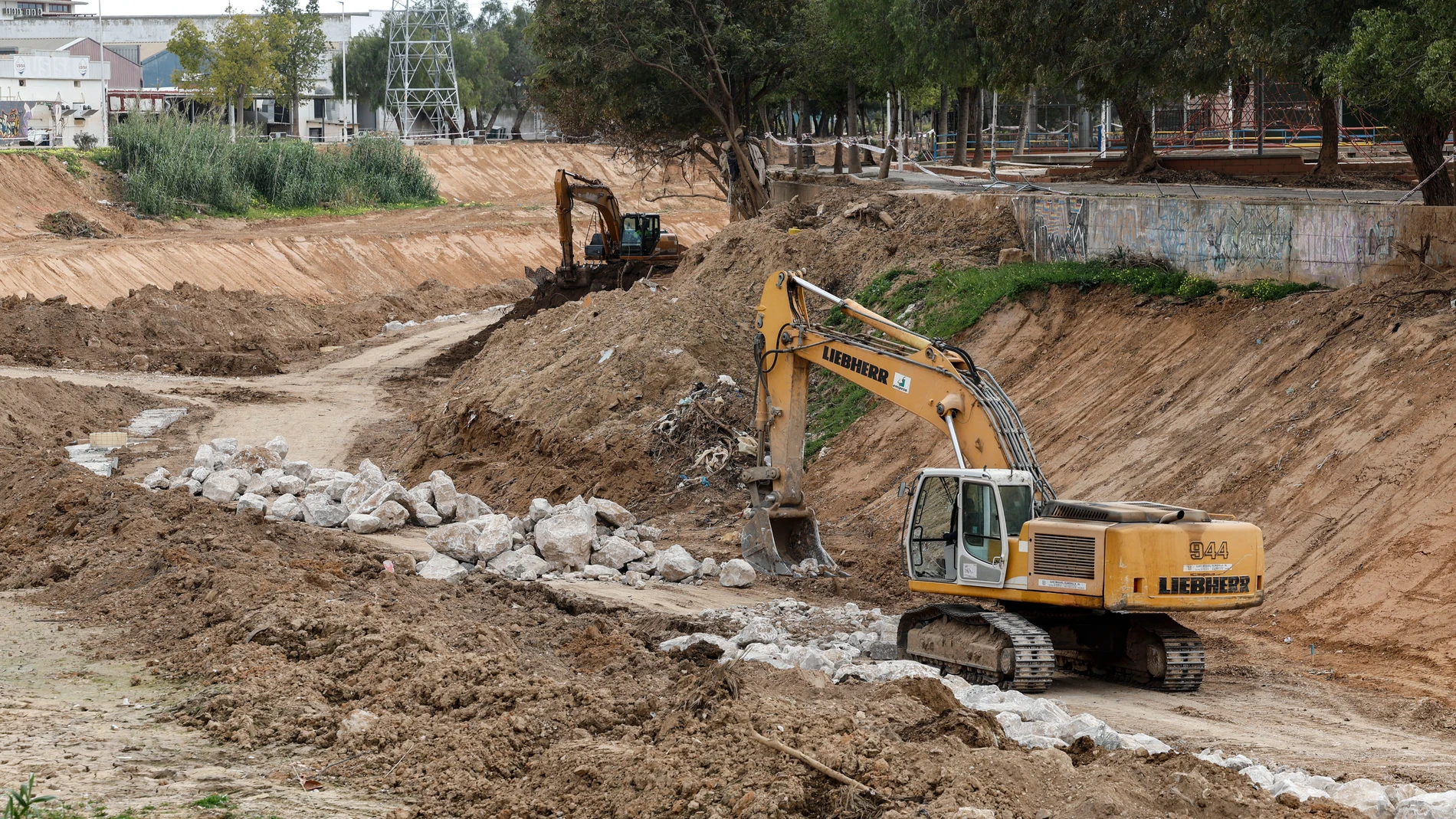 GRAFCVA5870. PAIPORTA (VALENCIA), 28/02/2025.- El "infierno real de destrucción, muerte y finalmente oscuridad" que vivió la provincia de Valencia el 29 de octubre, cuando las inundaciones por la dana dejaron 224 fallecidos, 3 desaparecidos y cientos de miles de afectados, cumple cuatro meses este sábado, con la investigación judicial sobre la gestión de la catástrofe avanzando. En la imagen maquinaria pesada trabajando en el barranco del Poyo a su paso por la localidad de Paiporta. EFE/Ana E...