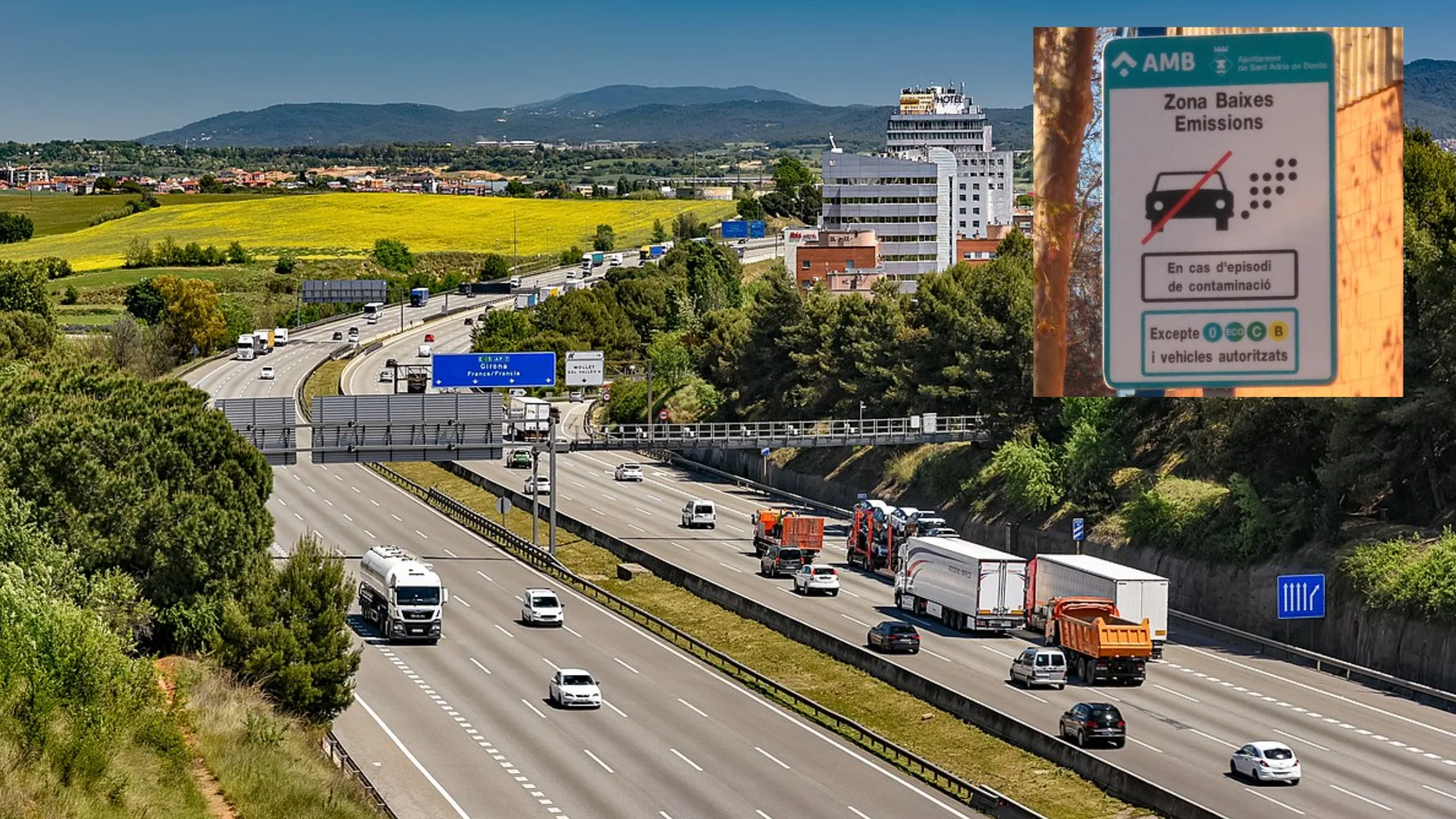 La carretera AP-7 Dde Barcelona junto con una señal de Zona de Bajas Emisiones
