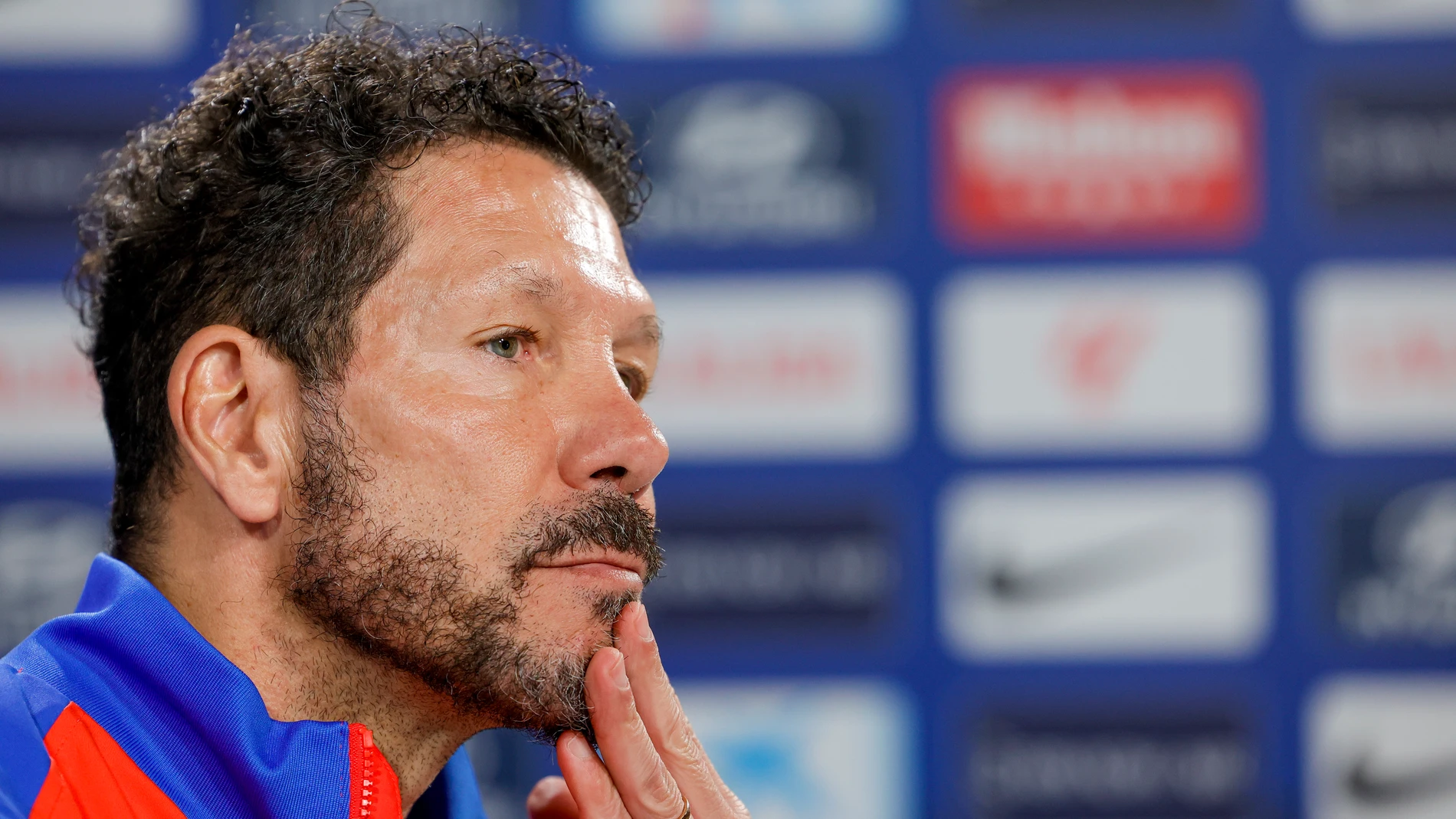 MAJADAHONDA (MADRID), 28/02/2025.-El entrenador del Atlético de Madrid Diego Simeone, este viernes durante la rueda de prensa tras el entrenamiento en la Ciudad Deportiva Atlético de Madrid en Majadahonda, preparatorio del partido de LaLiga de mañana sábado frente al Athletic Club.-EFE/ Zipi Aragón