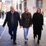 El portavoz del PP en el Congreso de los Diputados, Miguel Tellado, visita el casco antiguo de León acompañado de la vicesecretaria nacional de Movilización y Reto Digital, Noelia Núñez, y de la presidenta provincial y vicesecretaria nacional de Sanidad y Educación, Ester Muñoz