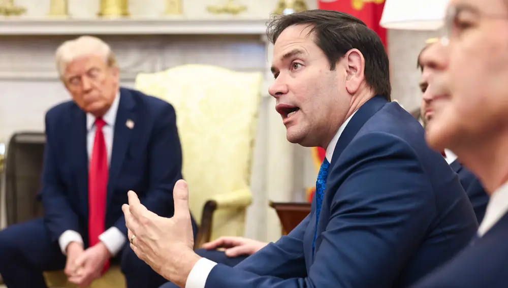 Rubio y al fondo Trump