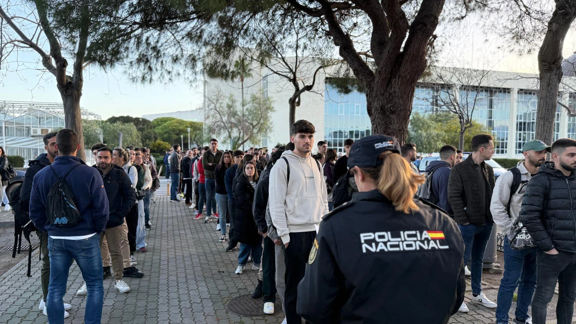 Alumnos esperan para presentarse a las pruebas de acceso a la Promoción 41º de la Policía Nacional