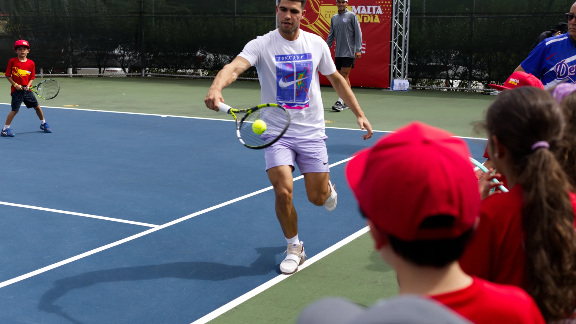 AME5229. GUAYNABO (PUERTO RICO), 01/03/2025.- El tenista español, Carlos Alcaraz (c) participa en unas clínicas de tenis a niños y jóvenes este sábado, previo a su partido de exhibición 'Batalla de Leyendas' en Guaynabo (Puerto Rico). EFE/ Thais Llorca