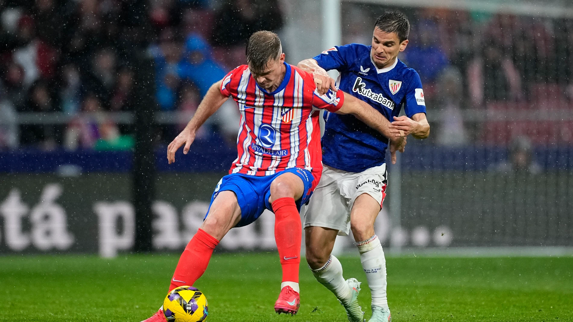 Alexander Sorloth of Atletico de Madrid and Inigo Ruiz de Galarreta of Athletic Club in action during the Spanish League, LaLiga EA Sports, football match played between Atletico de Madrid and Athletic Club de Bilbao at Riyadh Air Metropolitano stadium on March 1, 2025, in Madrid, Spain. AFP7 01/03/2025 ONLY FOR USE IN SPAIN