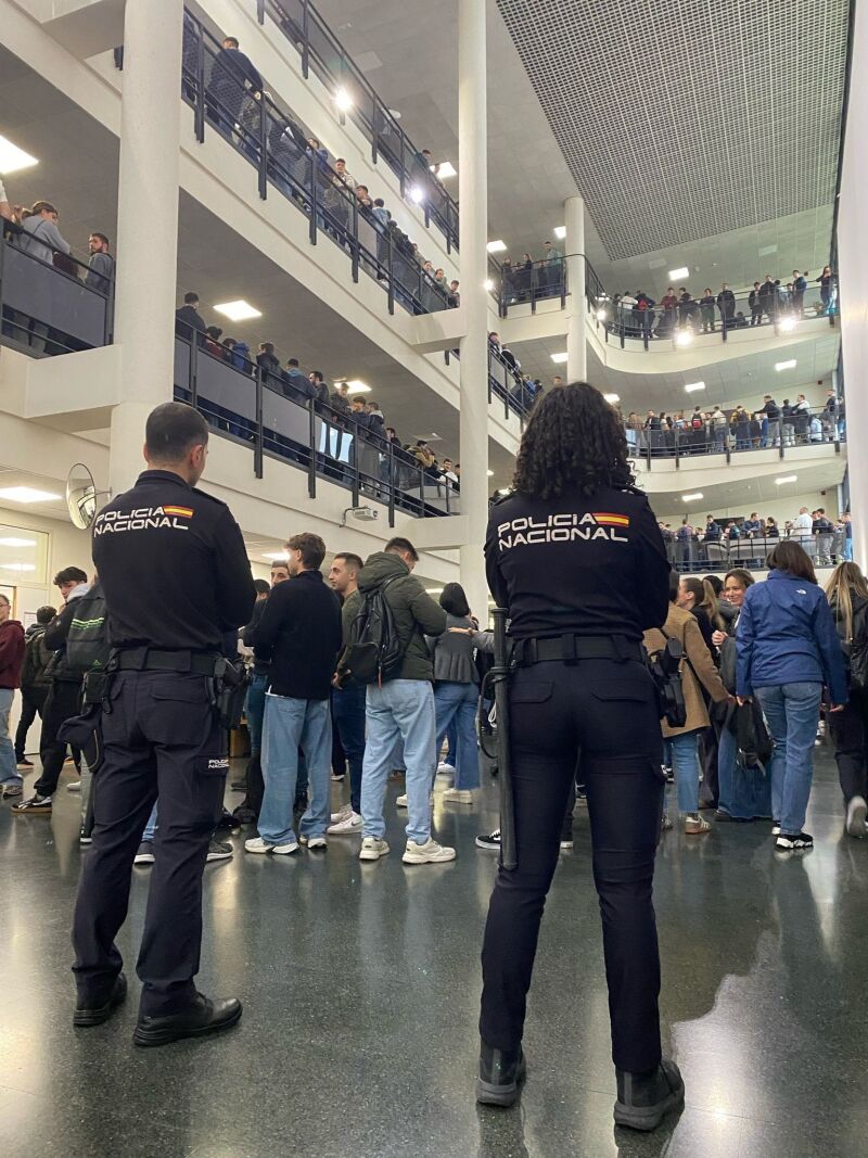 Alumnos esperan para realizar las pruebas de acceso a la 41º promoción de Policía Nacional