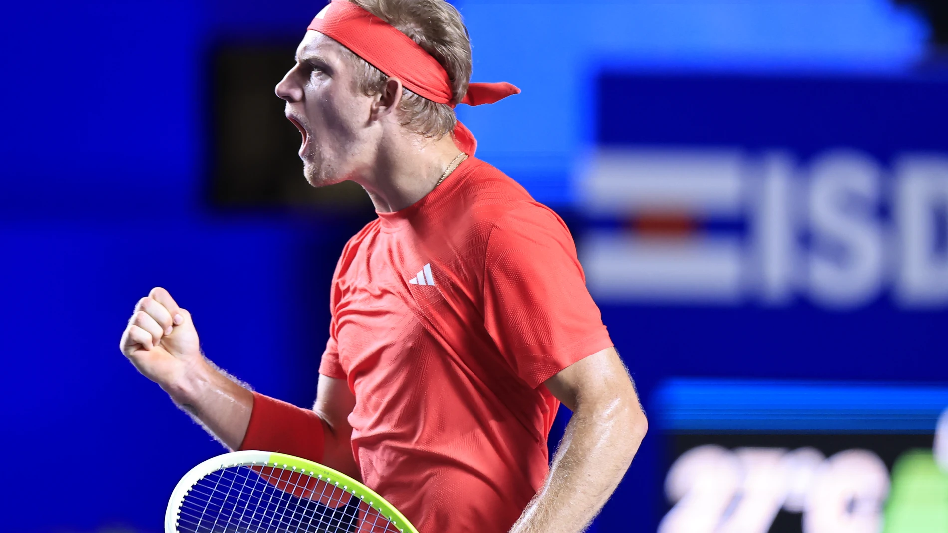 MEX4950. ACAPULCO (MÉXICO), 01/03/2025.- El tenista español Alejandro Davidovich Fokina reacciona ante el canadiense Denis Shapovalov este viernes, durante el Abierto Mexicano de Tenis, en Acapulco (México). EFE/ David Guzmán