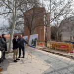 El delegado de Vivienda, Álvaro González, en el entorno del Colegio