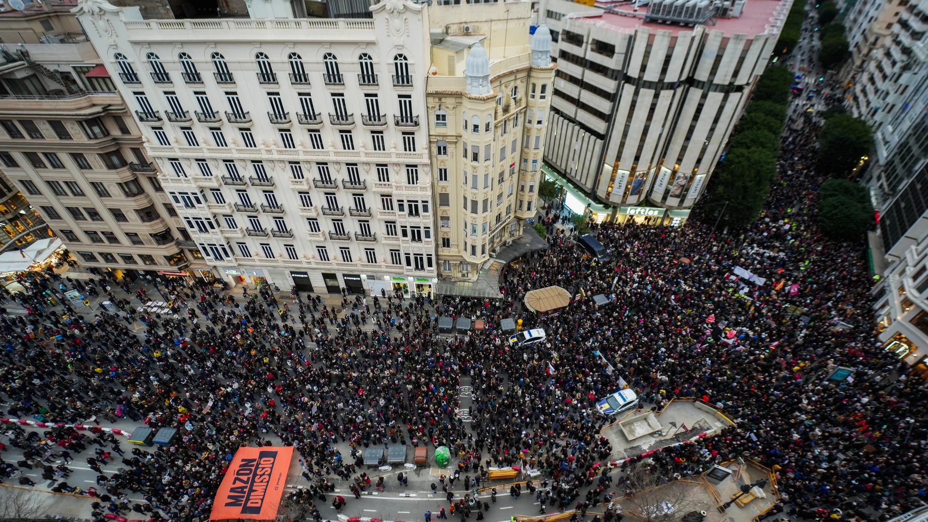 Centenares de personas durante una manifestación para exigir la dimisión de Mazón, a 1 de marzo de 2025, en Valencia, Comunidad Valenciana (España). La manifestación, convocada por más de 200 entidades civiles junto a asociaciones de víctimas de la DANA y los comités locales de Emergencia y Reconstrucción bajo el lema ‘Mazón dimissió’, exige responsabilidades por la gestión de la DANA que arrasó la provincia de Valencia el pasado 29 de octubre. Es la quinta concentración que se celebra para p...