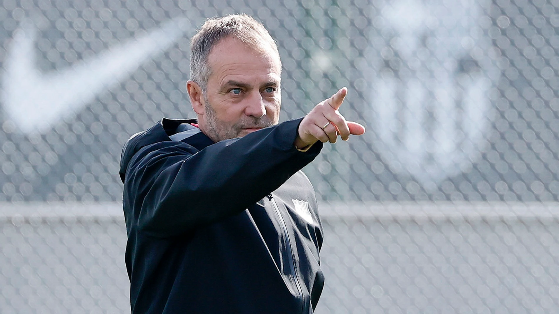 FOTODELDÍA BARCELONA, 01/03/2025.- El entrenador del FC Barcelona Hansi Flick dirige el entrenamiento del equipo en Sant Joan Despí en Barcelona, este sábado, en preparación al encuentro liguero contra el Real Sociedad, este domingo. EFE/ Andreu Dalmau
