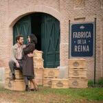Luis Merino y Luz Borrell acaramelados delante de la Fábrica de la Reina durante una escena de la serie «Sueños de libertad»