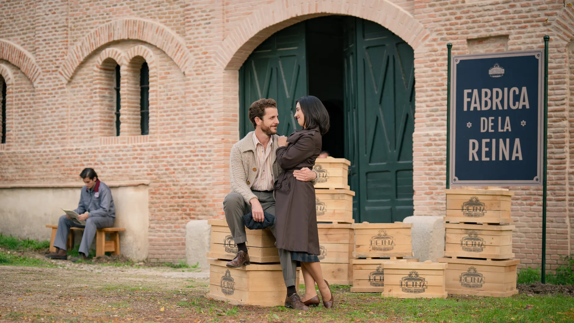 Luis Merino y Luz Borrell acaramelados delante de la Fábrica de la Reina durante una escena de la serie «Sueños de libertad»