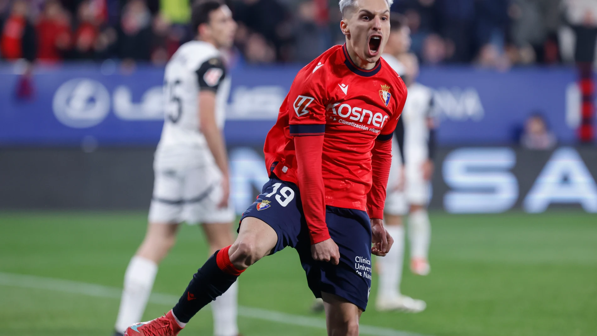 PAMPLONA, 02/03/2025.- El centrocampista del Osasuna Bryan Zaragoza celebra el 1-1 durante el partido de LaLiga EA Sports entre CA Osasuna y Valencia CF, este domingo en el Estadio El Sadar de Pamlona. EFE/ Villar López