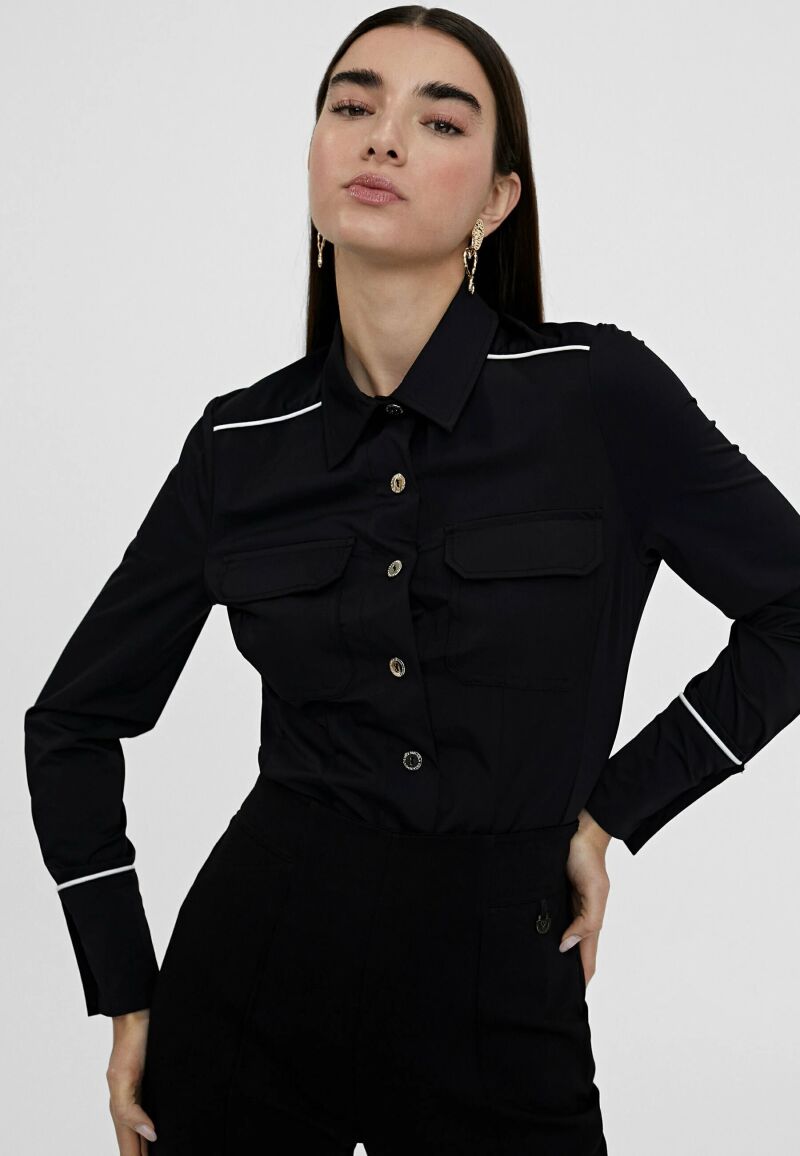 Camisa satinada.