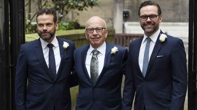 otografía de archivo fechada el 5 de marzo de 2016 que muestra al magnate de los medios de comunicación Rupert Murdoch (c) con sus hijos Lachlan (i) y James (d) antes de la boda de Murdoch con la exmodelo Jerry Hall en Londres (Reino Unido). Murdoch, de 93 años, se casó en Estados Unidos con su prometida, Elena Zhukova, una bióloga retirada de 67 años, informó este domingo la cadena Fox News. EFE/ Facundo Arrizabalaga