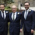 otografía de archivo fechada el 5 de marzo de 2016 que muestra al magnate de los medios de comunicación Rupert Murdoch (c) con sus hijos Lachlan (i) y James (d) antes de la boda de Murdoch con la exmodelo Jerry Hall en Londres (Reino Unido). Murdoch, de 93 años, se casó en Estados Unidos con su prometida, Elena Zhukova, una bióloga retirada de 67 años, informó este domingo la cadena Fox News. EFE/ Facundo Arrizabalaga