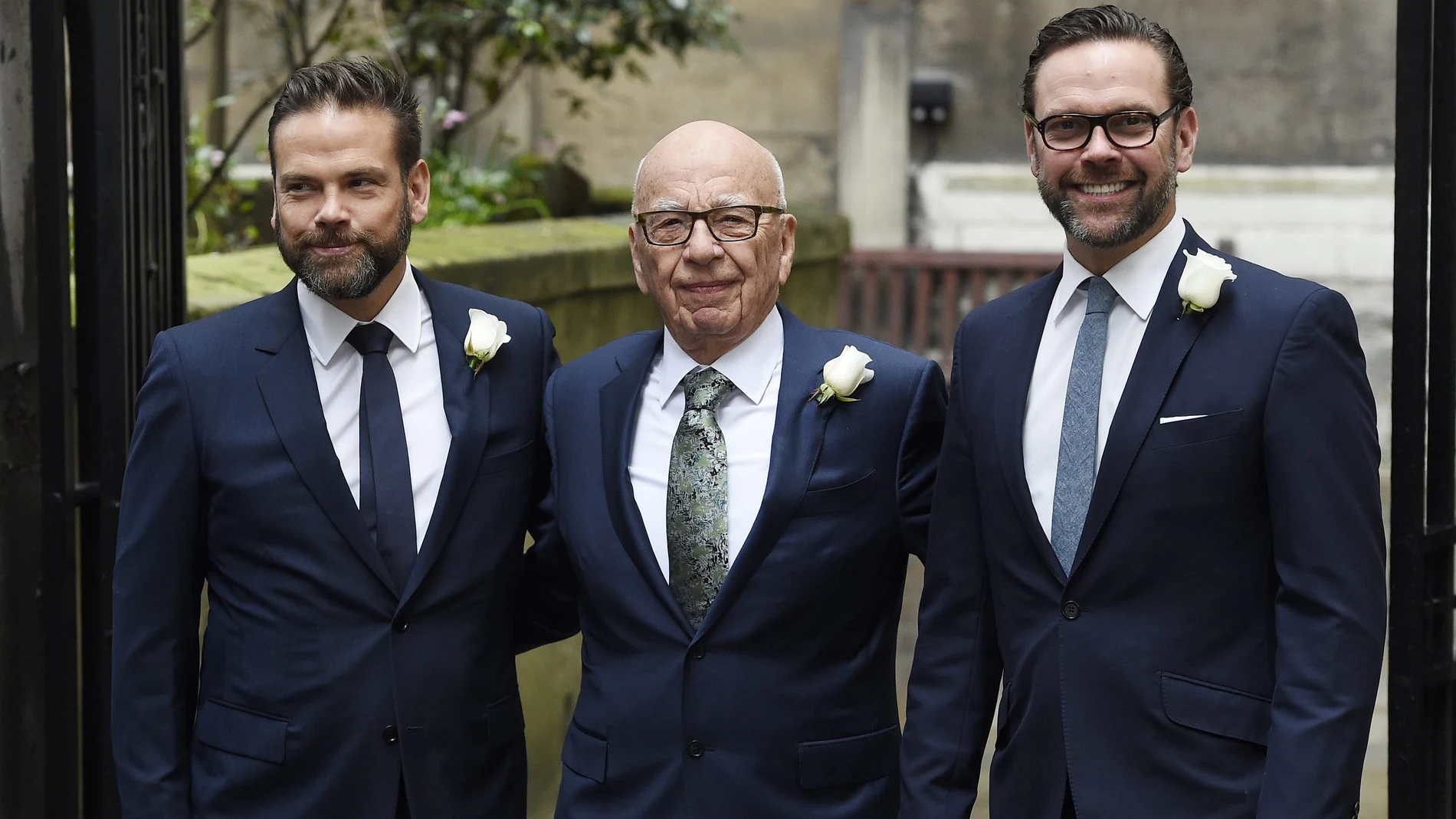 otografía de archivo fechada el 5 de marzo de 2016 que muestra al magnate de los medios de comunicación Rupert Murdoch (c) con sus hijos Lachlan (i) y James (d) antes de la boda de Murdoch con la exmodelo Jerry Hall en Londres (Reino Unido). Murdoch, de 93 años, se casó en Estados Unidos con su prometida, Elena Zhukova, una bióloga retirada de 67 años, informó este domingo la cadena Fox News. EFE/ Facundo Arrizabalaga