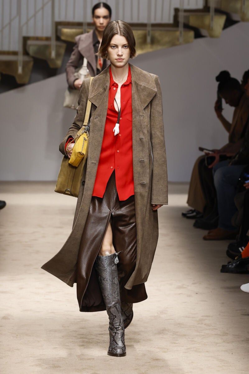Look falda cuero desfile Tod's.
