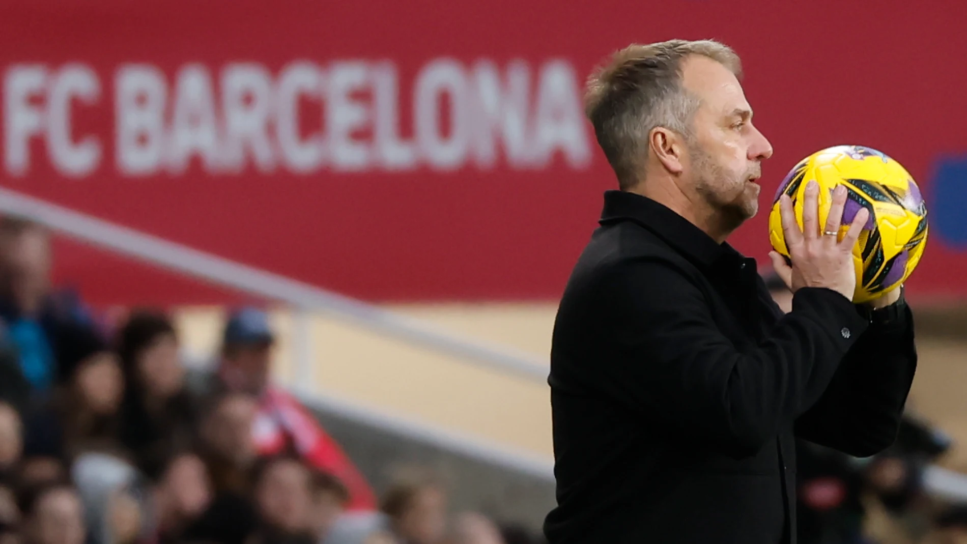 BARCELONA, 02/03/2025.- El entrenador del FC Barcelona, Hansi Flick, durante el partido de LaLiga EA Sports entre FC Barcelona y Real Sociedad, este domingo en el estadio Olímpico de Montjuic de Barcelona. EFE/ Andreu Dalmau