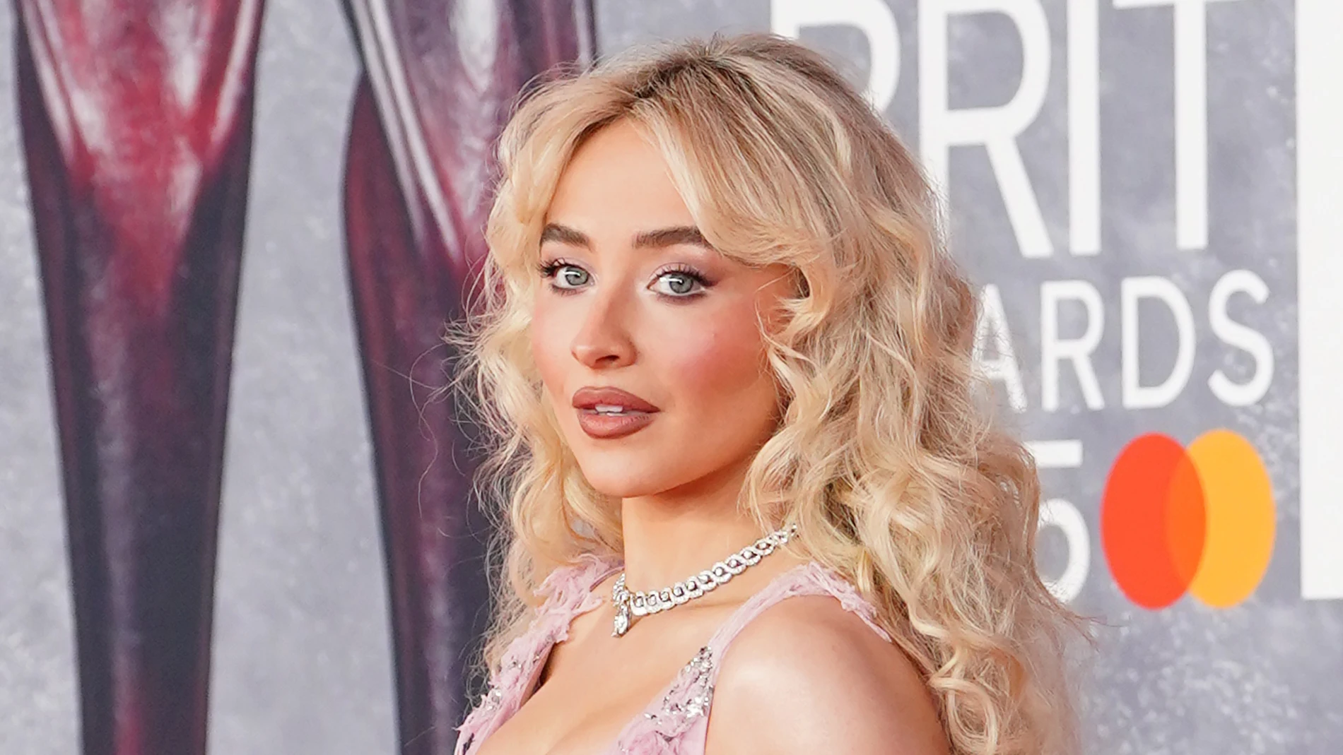 Los looks de las celebrities en la alfombra roja de los Brit Awards 2025.