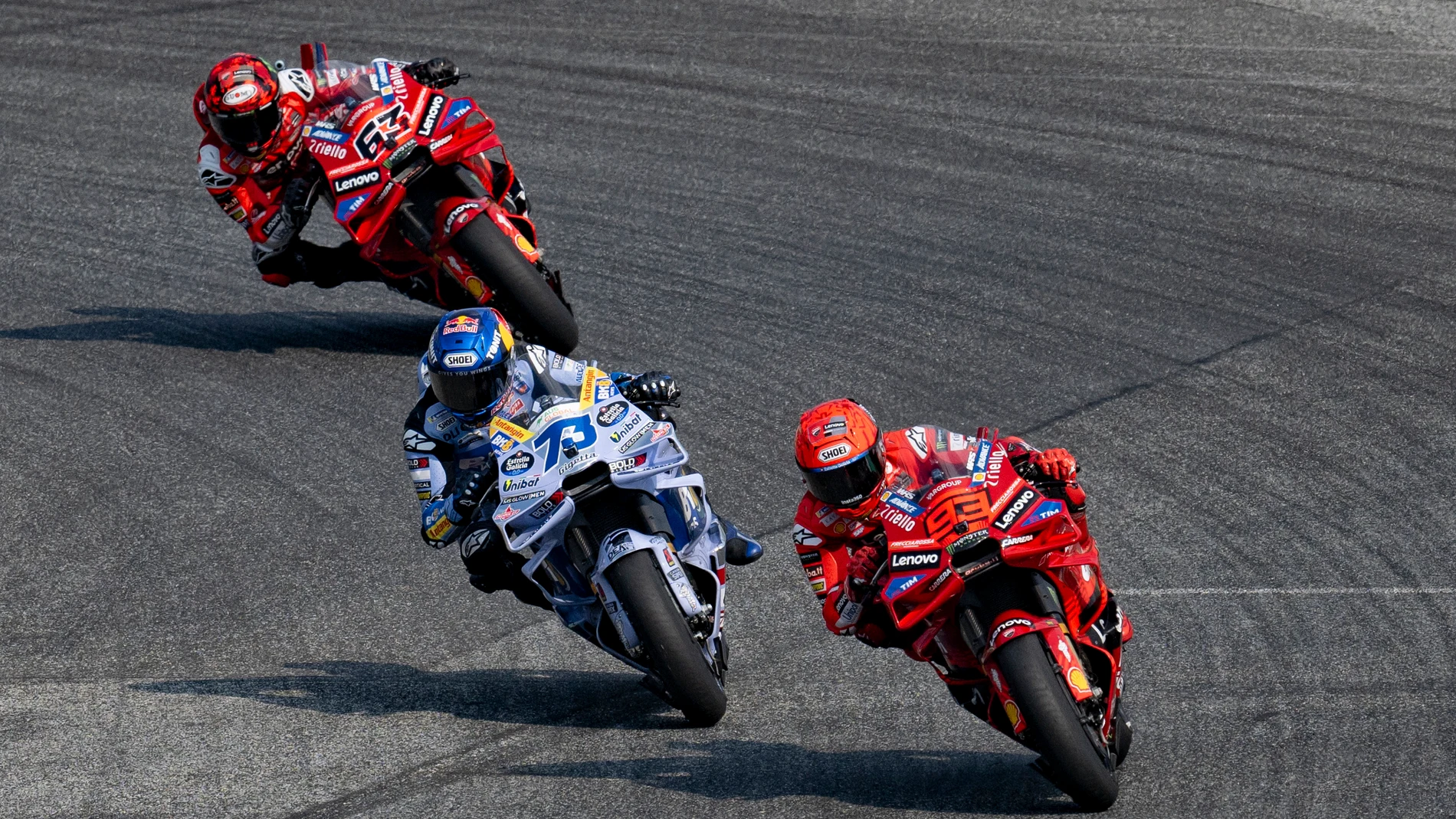 93 MARQUEZ Marc (spa), Ducati Lenovo Team, Ducati Desmosedici GP25, action with 73 MARQUEZ Alex (spa), Gresini Racing MotoGP, Ducati Desmosedici GP24 and 63 BAGNAIA Francesco (ita), Ducati Lenovo Team, Ducati Desmosedici GP25 during the 2025 MotoGP PT Grand Prix of Thailand on the Chang International Circuit from February 28th, to March 2nd, in Buriram, Thailand - Photo Studio Milagro / DPPIAFP7 02/03/2025 ONLY FOR USE IN SPAIN