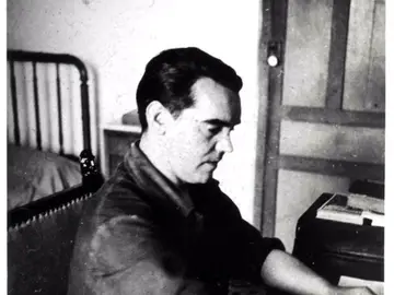 Federico García Lorca trabajando en su cuarto de la Huerta de San Vicente, fotografiado por Eduardo Blanco Amor Federico García Lorca trabajando en su cuarto de la Huerta de San Vicente, fotografiado por Eduardo Blanco Amor