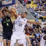 Tavares y Brussino, en el partido de este domingo en Gran Canaria