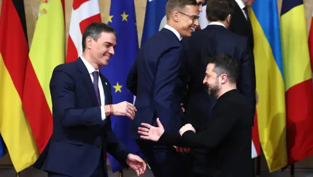 Sánchez se funde en un abrazo con Zelenski en su primer encuentro tras el choque con Trump