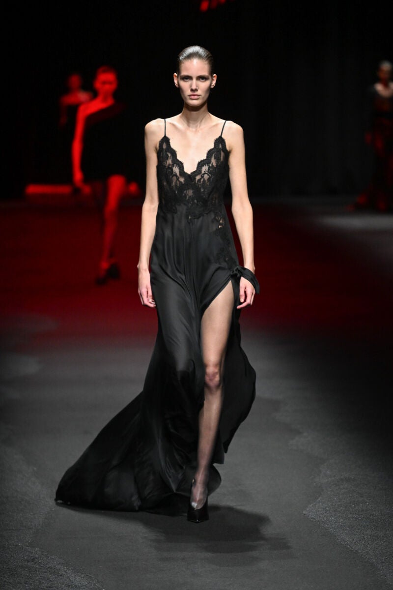 Vestido lencero look desfile Roberto Cavalli.