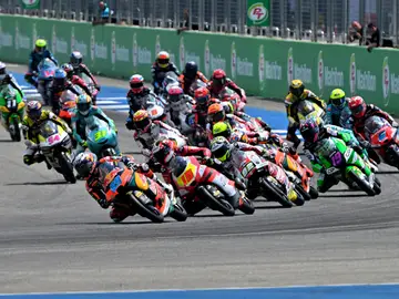 Thailand MotoGP Colombia's rider José Antonio Rueda is chased by the pack of riders during the Moto3 at the Chang International Circuit in Buriram, Thailand, Sunday, March 2, 2025. (AP Photo/Kittinun Rodsupan)
