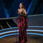 Zoe Saldaña recoge su Oscar a Mejor Actriz de Reparto por "Emilia Pérez"