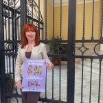 La concejala de Derechos Públicos de Alicante, Begoña León, muestra el cartel de las actividades organizadas por el Día Internacional de la Mujer
