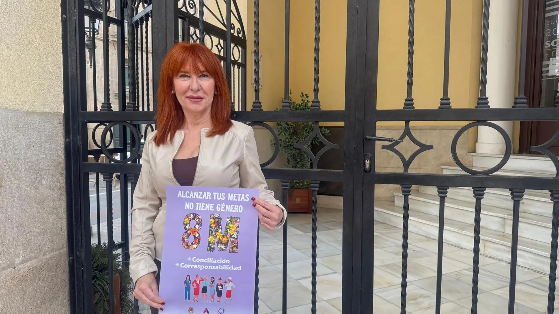 La concejala de Derechos Públicos de Alicante, Begoña León, muestra el cartel de las actividades organizadas por el Día Internacional de la Mujer