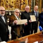Gonzalo Santonja muestra los documentos en presencia de Carlos Pollán y José Antonio Diez