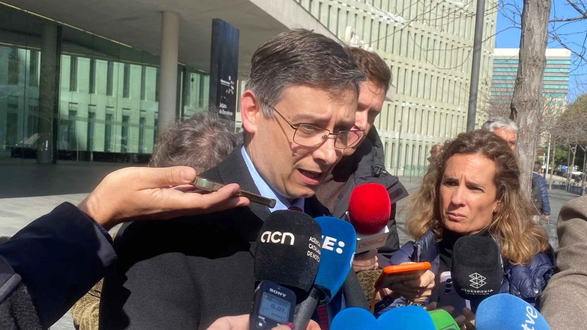 El abogado de la Fundación Abogados Cristianos, que representa al padre de la solicitante de la eutanasia, en la Ciutat de la Justícia de Barcelona EUROPA PRESS 04/03/2025