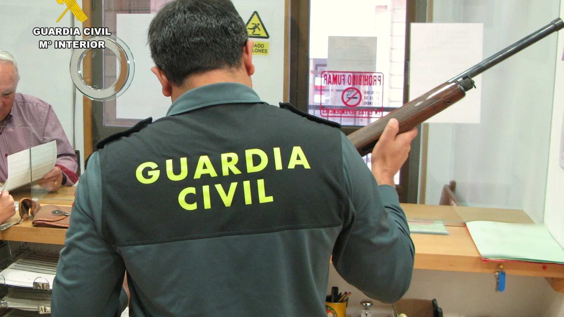 Inspección de un arma en la Intervención de Armas y Explosivos de la Guardia Civil de Santander REMITIDA / HANDOUT por Guardia Civil Fotografía remitida a medios de comunicación exclusivamente para ilustrar la noticia a la que hace referencia la imagen, y citando la procedencia de la imagen en la firma 04/03/2025